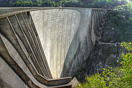 CH: Lago di Vogorno mit Verzasca-Mauer