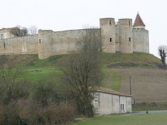 L'ancienne entrée nord avec ses deux tours.