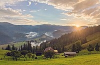 Село Дземброня під час дощу в променях сонця.