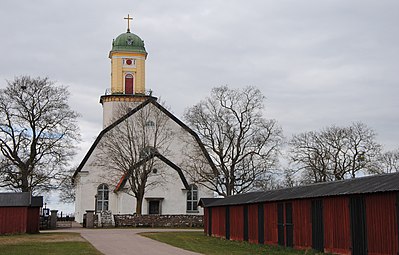 Kyrkans exteriör från öster