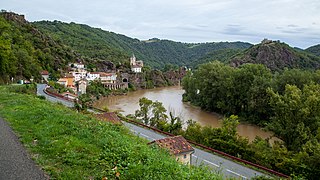 Sur la colline à droite le prieuré Notre-Dame de l'Oder d'Ambialet