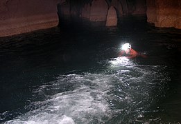 Nage dans un lac souterrain de la Garganta do Bacupari, Sao Desiderio, Bahia, Brésil.