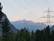 現代の送電用の高電圧の架線（スイス）