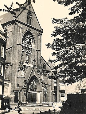 Photographie en noir et blanc de la façade d'un édifice religieux