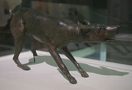 Statue du chien prêt à bondir