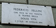 Plaque commémorative en marbre, on lit A FEDERICO FELLINI CHE FECE DI VIA VENETO IL TEATRO DELLA DOLVE VITA SPQR 20 GENNAIO 1995