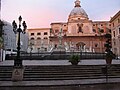 La piazza e la fontana viste da via Maqueda.