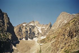 Pic Coolidge depuis le chemin du glacier Blanc, au-dessus du village d'Ailefroide. À sa droite, la barre des Écrins.