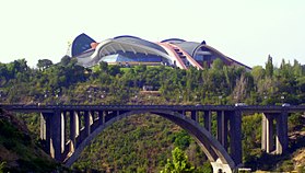 Le pont, avec le complexe Karen Demirtchian en arrière-plan.