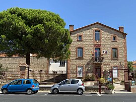 The town hall in Montescot