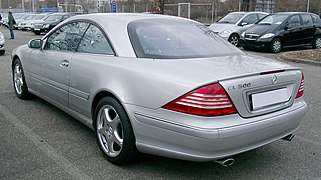 Photo d'une coupé Mercedes-Benz C215 vue de trois-quarts arrière.