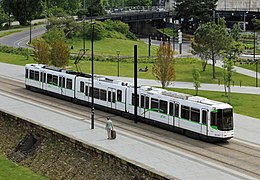 Rame 322 devant le château