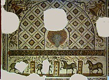 Mosaïque en deux parties : en haut, un paon fait la roue, au centre d'un panneau en arc de cercle garni de motifs géométriques, en bas, sous une frise évoquant une couronne de lauriers, 4 chevaux de profil, séparés par trois hauts récipients cylindriques d'où s'échappent des feuillages, représentent les 4 factions du cirque.