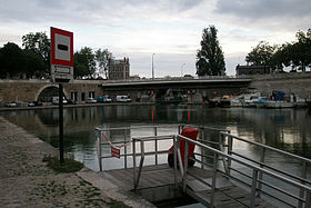 Le pont Morland, vu du port de l'Arsenal.