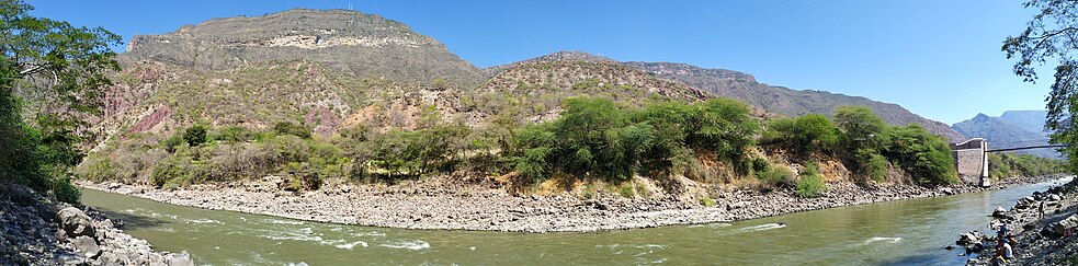 A la izquierda puede apreciarse el puente colgante que sirve como entrada al municipio de Jordán.