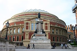 B. Memorial (1863) de la Exposición Universal de 1851 por Joseph Durham. La estatua más alta es del Príncipe Consorte Alberto. Las cinco estatuas son galvanoplastias. El monumento está delante del Royal Albert Hall en Londres, Inglaterra.[7]​[22]​