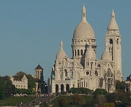 Tour-lanterne isolée, à droite du Sacré-Cœur de Montmartre.