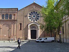 Basílica de Santo Domingo de Bolonia (1228-1240); la fachada fue reconstruida en 1909-1910 para restituir el aspecto original románico, recuperando la forma a capanna y el rosetón