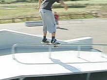 Skater beim Ausführen eines Skateboardtricks auf einem Handrail