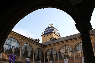 Une des quatre tours de l'Hospital de Santiago