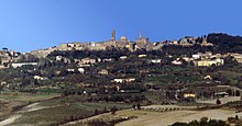 Une ville à flanc de colline.