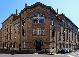 Au croisement de la rue des Bauches : école maternelle au no 5 (à droite).