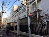 北側道路から北側の校舎を見る（2014年12月撮影）