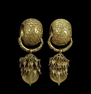 Golden earrings from Gyeongju, by the National Museum of Korea