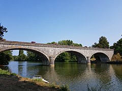 Le pont reliant le port de Juigné au bourg de Solesmes.