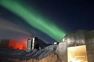 Aurora australis behind the Amundsen–Scott South Pole Station