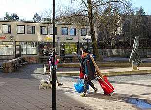 Torget med låghus och skulptur Horisontal.