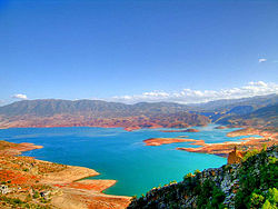 Vista panorâmica do lago artificial de Bin el Ouidane, situado um quilómetro a leste da aldeia homónima