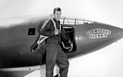 Chuck Yeager ao lado do X-1 batizado Glamorous Glennis em homenagem a sua esposa Glennis Faye Dickhouse.