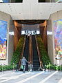 La entrada de One Exchange Square. El mural de color a la derecha e izquierda es Landscape de Sidney Nolan.