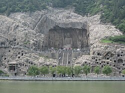 伊河の河畔にある龍門洞窟の奉先寺大仏