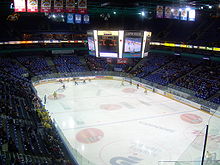 Photographie intérieure de l'Hartwall Arena lors d'un match de hockey.