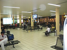 Salle d'attente à l'aéroport international Léon-Mba.