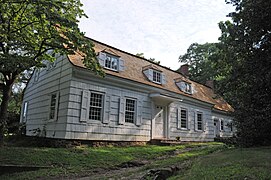 Marlpit Hall was built in 1686 and is an example of New England-influenced saltbox architecture.[59]