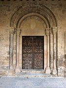 Herrajes románicos en el portal de San Mateo del monasterio de San Juan de las Abadesas.