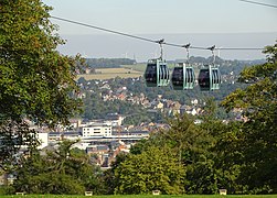 Trois cabines et, en arrière-plan, Namur.