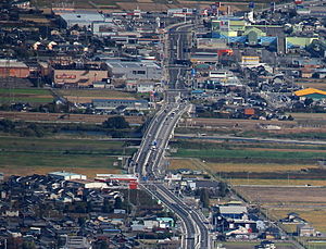 池田山から望む揖斐川に架かる岐阜県道53号岐阜関ケ原線の根尾川に架かる根尾川大橋（2014年11月10日）