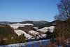 Blick vom „Weißen Kreuz“ über Niedersorpe hinweg zum Ohlberg im Norden; rechts der Niedersorper Burgberg