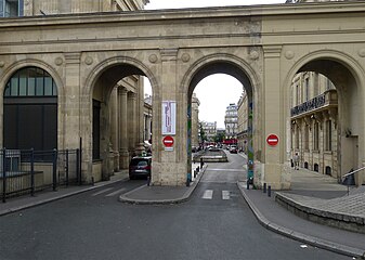 Entrée de la zone de desserte des taxis.