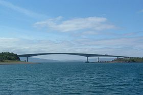 Vue du pont de Skye depuis Kyle of Lochalsh.