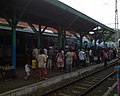 Penumpang kereta di peron Stasiun Manggarai, 2009.