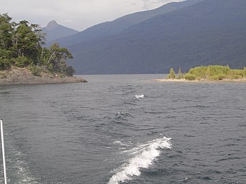 L'étroite et peu profonde liaison entre les lacs Lácar y Nonthué.