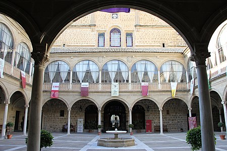 Patio principal del Hospital de Santiago.