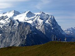 Les Wetterhörner, avec de gauche à droite le Rosenhorn, le Mittelhorn et le Wetterhorn.