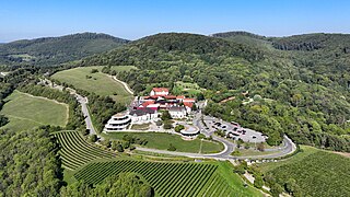 Südostansicht des Latisberg mit „Cobenzl“ im Vordergrund