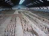 האתר צבא הטרקוטה, בו נקברו בשנת 210 לפנה"ס כ-7,000 דמויות חיילים בגודל טבעי יחד עם הקיסר הראשון בשושלת צ'ין, התגלה ליד העיר שי-אן שבסין ב-1974